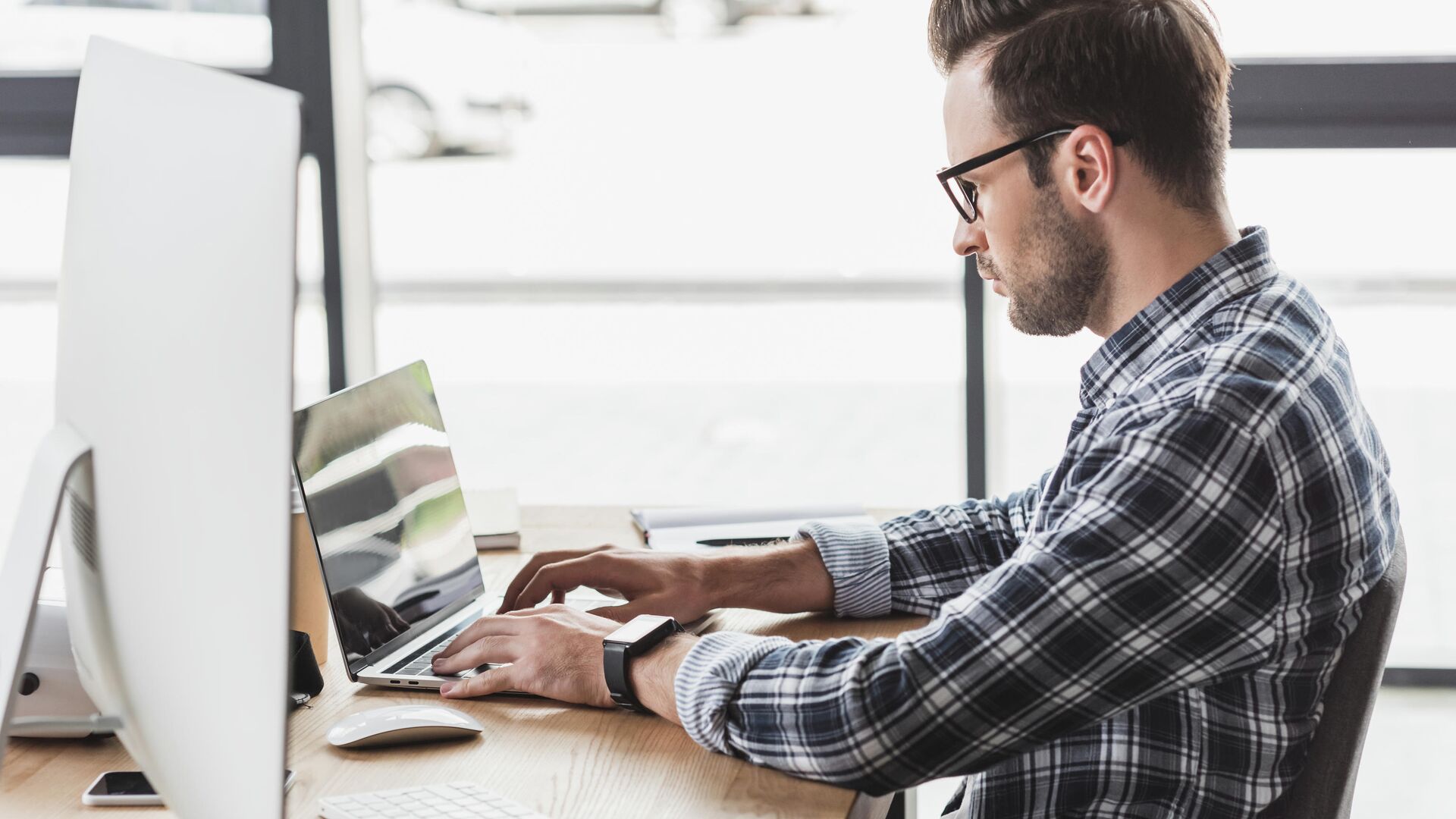 Программист за компьютером Программист за компьютером — РИА Новости, 1920, 17.06.2022